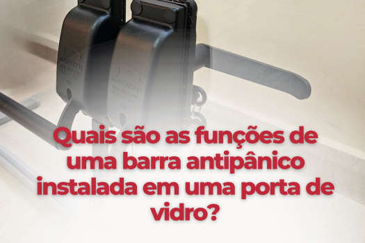 Quais são as funções de uma barra antipânico instalada em uma porta de vidro?