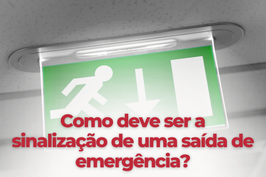 Como deve ser a sinalização de uma saída de emergência?